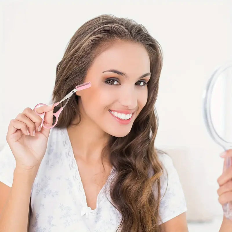 Ensemble de ciseaux et peigne à sourcils